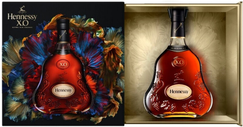 Коньяк французский Hennessy XO в подарочной упаковке Новогодний дизайн 2020, 0.7 л