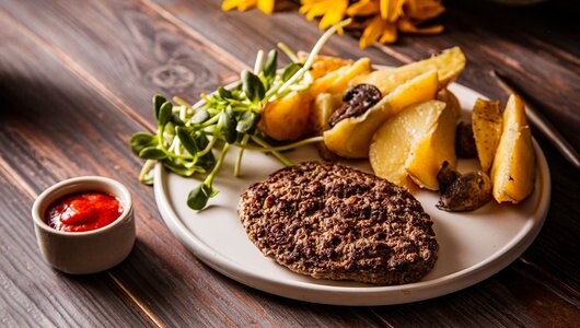 Бифштекс из говядины с картофелем
