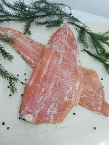 Филе форели слабой соли на коже 